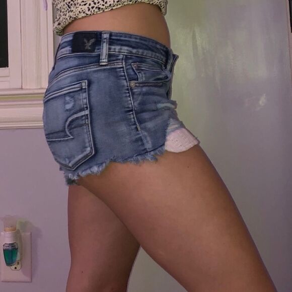 EXCELLENT DISTRESSED CONDITION WOMEN’S 4 AMERICAN EAGLE SHORTIE W/LACE POCKETS - Picture 2 of 9